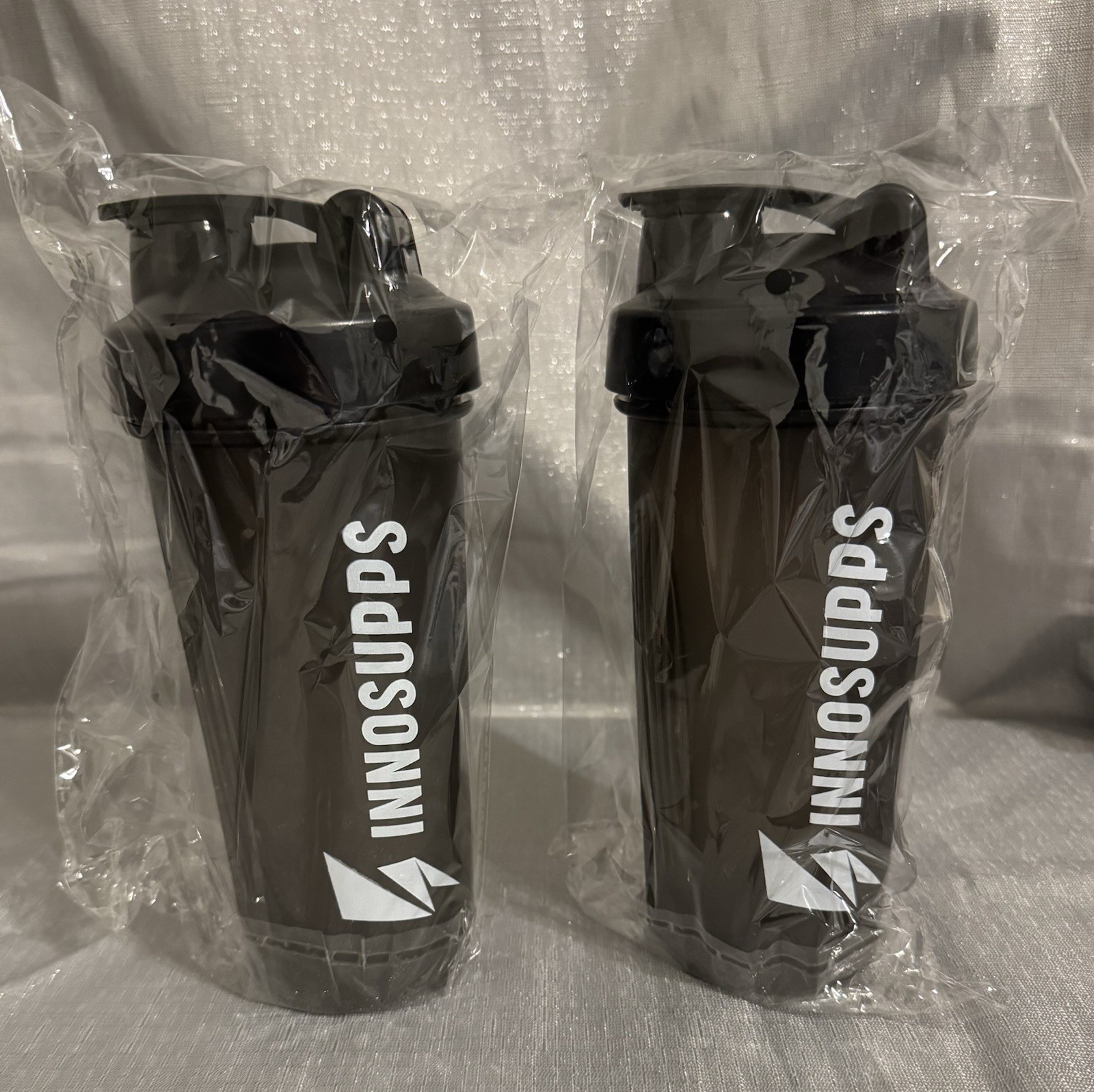 Innosupps shaker bottle set of 2 New in Plastic Black w/ Wire Whisks 20oz